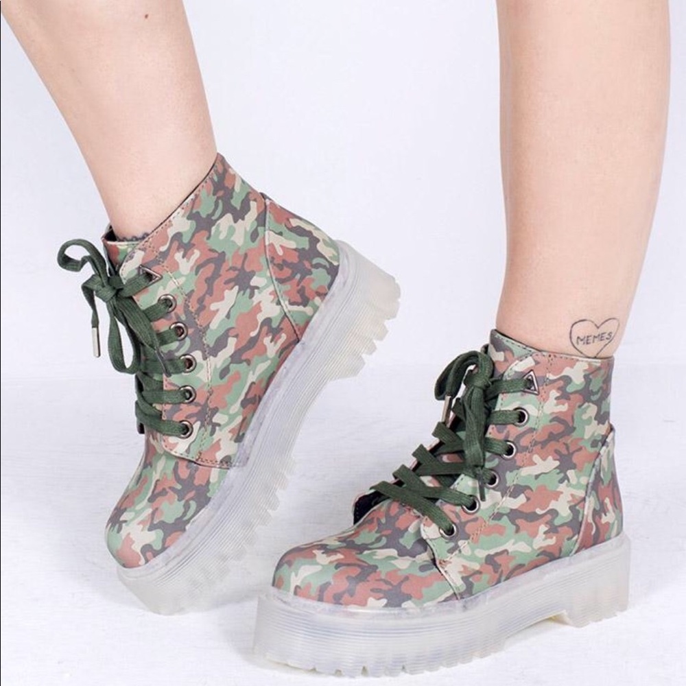 NIB YRU Slayr Camo Reflective Boots size 9